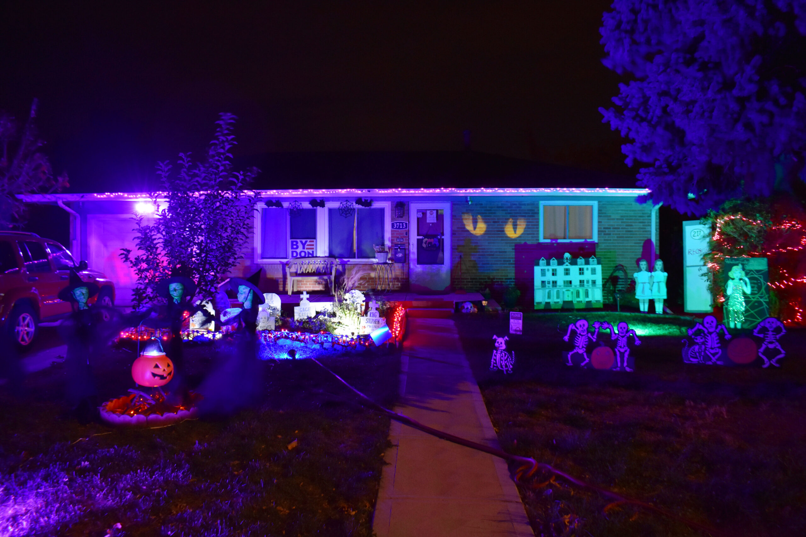 McCawley's Stephen King Halloween decorations come to life at night. McCawley got festive with twinkling lights with a boiling cauldron, a redrum projection and blinking cat eyes. Westminster, Colo., Oct. 16, 2020. (Kerry McCawley/ MSU Denver)